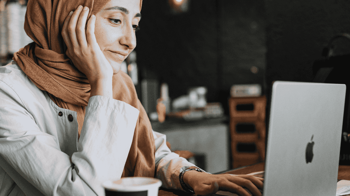 Woman budgeting on laptop for Loud Budgeting trend 2026