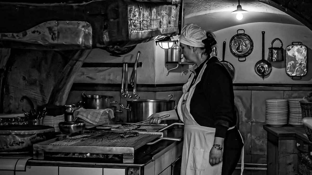 Vintage kitchen scene representing depression era frugal tips and money saving strategies 2026